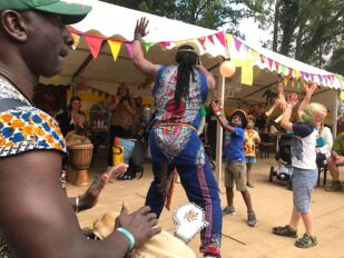 Afrikaanse dans met Serge, super met kinderen ook! Afrikaanse dans met kinderen
