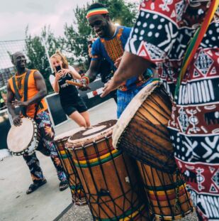 Drie Afrikaanse drummers op djembe en doundoums