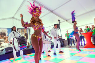 Brassband AGOGO bij Carlton Beach