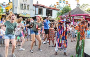 Djembe optreden bij Julianatoren Afrikaanse optreden buiten