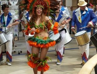 Braziliaanse band met danseressen